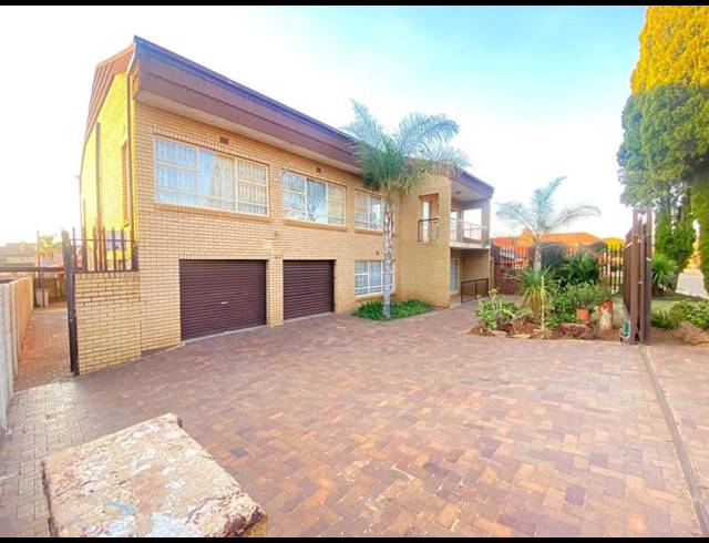 7 BEDROOM HOUSE FOR SALE IN LENASIA SOUTH